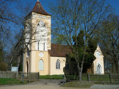 Die Paretzer Dorfkirche vom Schmiedehof im April, Fotos: S. Weber (Bild vergrößern)