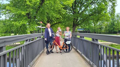 Tourismusverband Prignitz e. V. | Rufen zum Anradeln auf: Jeannette Küther (KSTW), Tina Börner (Stadt Perleberg) und Carola Krakow (Tourismusverband) (Bild vergrößern)