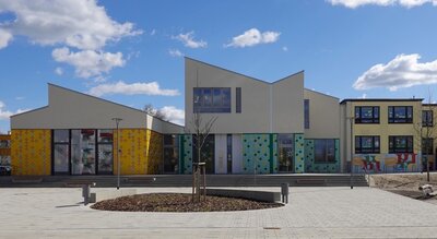 (c) ELZ Architekten | Außenansicht der Grundschule Perleberg nach der Erweiterung (Bild vergrößern)