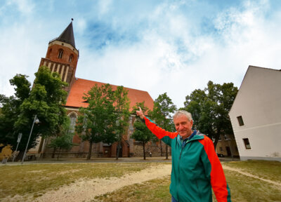 Mit Dietmar Kschischow geht es hoch hinaus auf die Aussichtsplattform der Stadtkirche. Foto: Stadt Calau / Jan Hornhauer (Bild vergrößern)
