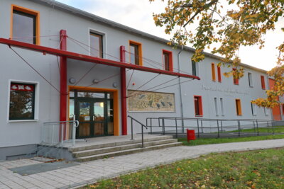 Veranstaltungsort ist die Stadtbibliothek Calau, Straße der Jugend 22. Foto: Matthias Nerenz (Bild vergrößern)