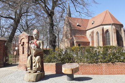 Liebfrauenkirche und Erzbischof Wichmann (Bild vergrößern)