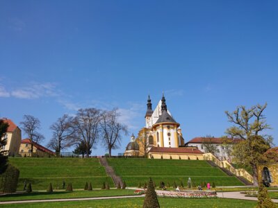 Klostergarten Neuzelle mit Blick auf die Katholische Kirche - Fotograf Besucherinformation Neuzelle (Bild vergrößern)