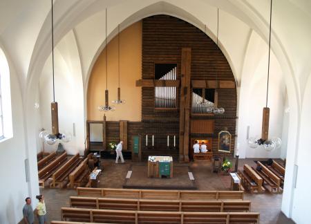 Innenraum mit Orgel (Bild vergrößern)