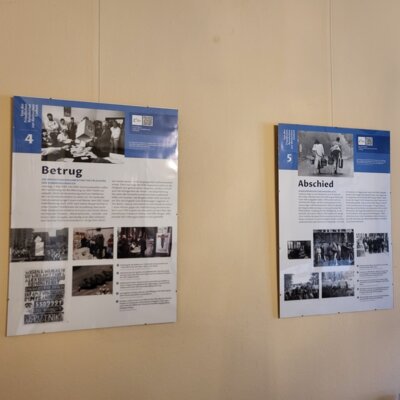 Rolandstadt Perleberg | Abbildung zeigt 2 Ausstellungstafeln an der Wand im kleinen Sitzungssaal des Perleberger Rathauses. (Bild vergrößern)
