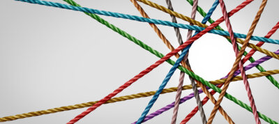 Auf dem Bild sind Seile in unterschiedlichen Farben zu sehen, die miteinander verwoben sind und sich überschneiden.