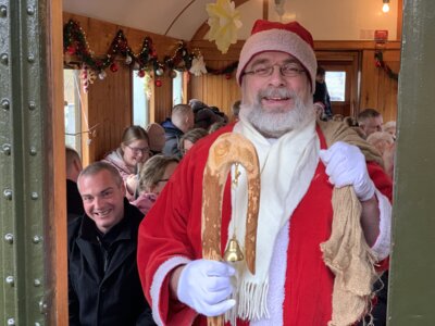 Der Nikolaus fährt mit der MKO.