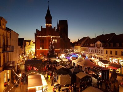 Rolandstadt Perleberg | Blick von oben auf den Weihnachtsmarkt 2022. (Bild vergrößern)