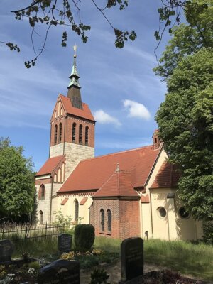 Dorfkirche Uetz von Süd-West, Von Assenmacher - Eigenes Werk, CC BY-SA 4.0, https://commons.wikimedia.org/w/index.php?curid=79109041 (Bild vergrößern)