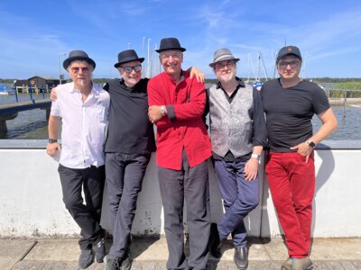Die fünf Musiker im Hafen