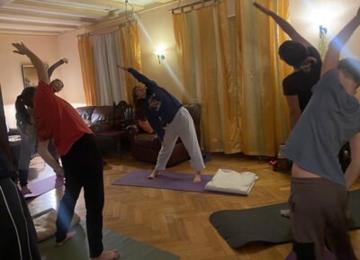 Yoga-Session im Salon des KuNaKu (Bild vergrößern)