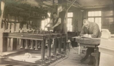 Foto: Archiv Familie Czubatynski, Perleberg | Meister Fritz Martins in seiner Werkstatt.