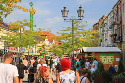 Neben dem Marktplatz gehört auch die Cottbuser Straße zum Festgelände. Foto: Matthias Nerenz (Bild vergrößern)
