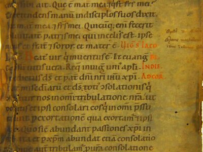 Mittelalterliche Handschrift als Einband auf dem Buch HGB S 422 (Foto: J. Witowski, 16.07.2018) (Bild vergrößern)