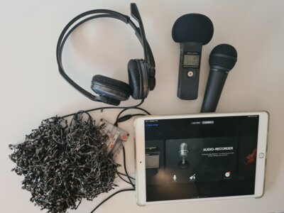 Kopfhörer, Mikro, i-Pad mit Audio-Recorder