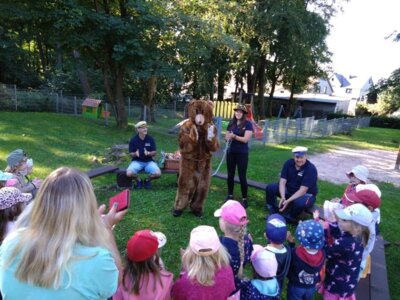 Zu den Feierlichkeiten gibt es traditionell einen Bären, der besucht hier die Rennsteigzwerge des Kindergartens in Neustadt a. Rstg.