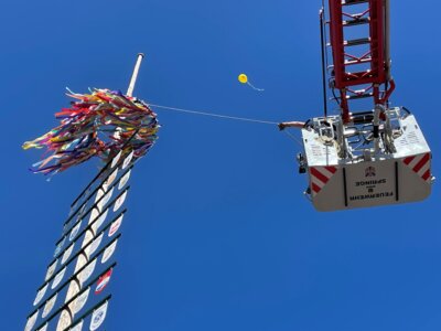 Maibaum und Steiger mit Luftballon © Anike Molgedey