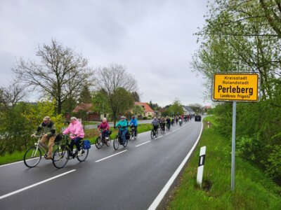 Foto: Rolandstdat Perleberg | 2023 gab es eine Rundtour über die Ortsteile. Hier die Ausfahrt der teilnehmenden Radlerfreunde in Richtung Sükow.