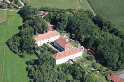 Schloss Seehaus im Sommer (Bild vergrößern)