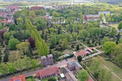 Luftbild auf den Friedhof und die Glockentürme