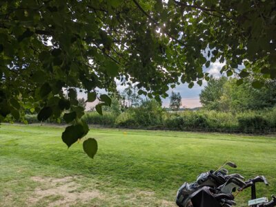 Golfplatz mit Sicht auf den Cospudener See