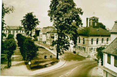 Blick durch den Park auf das Schloss Fechenbach, um 1960