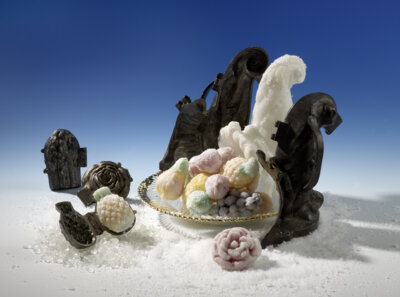 Eisformen aus Zinn und Füllhorn mit Früchten aus Kunsteis, Foto: SPSG Wolfgang Pfauder