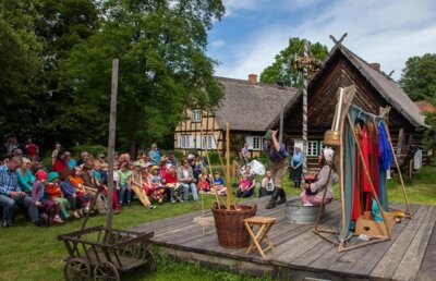Open-Air Theater Freilandmuseum Lehde_Der Fischer und seine Frau Foto: Peter Becker. (Bild vergrößern)