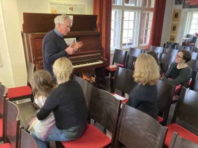 Lutz Storr, Mitglied Scharwenka Verein, zeigt wie das Reproduktionsklavier mit dem „unsichtbaren Pianisten“ funktioniert. Foto: Ruth Buder