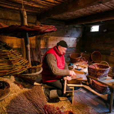 Korbflechten im Freilandmuseum Lehde Foto: Museum OSL (Bild vergrößern)