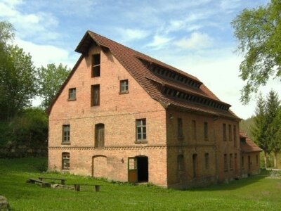 Heutige Ansicht der Wassermühle Hohenfinow im Ortsteil Karlswerk (© Wassermühle Hohenfinow, https://www.wassermuehle-hohenfinow.de/die-muehle (Bild vergrößern)