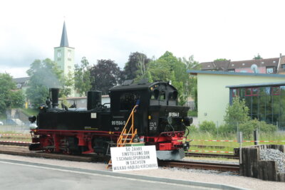 Zur Festveranstaltung 2023 wurde extra eine Dampflok auf das Schmalspurgleis neben dem Alten Bahnhof gesetzt. (Bild vergrößern)