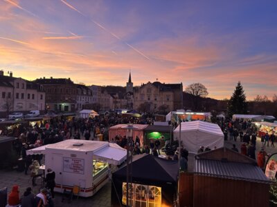 Der Weihnachtsmarkt 2023 bezauberte abends mit einer besonders schönen Stimmung durch den Sonnenuntergang. (Bild vergrößern)