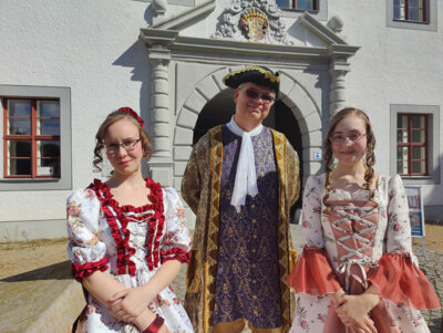 Kammerjunker Torsten und die musizierenden Kammerzofen Anna und Sophie. Foto: MVEE/Franke