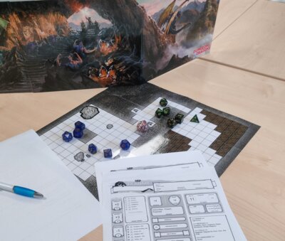 Das wichtigste Spielmaterial: Stift, Papier und Würfel sowie einige Extras