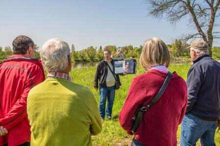Oderbruchguide Klaus Ahrendt mit einer Reisegruppe in der Küstriner Altstadt (Bild vergrößern)