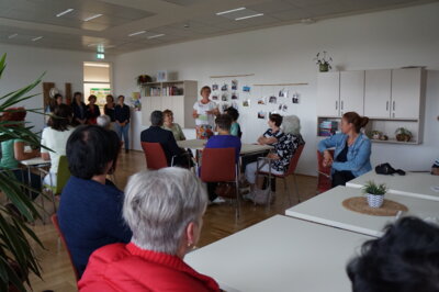 Frau Okoniewski begrüßt bei der Eröffnung des CariPunkt im Saal (Bild vergrößern)