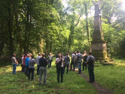 Oderbruchguide Klaus Ahrendt mit Gästen vor dem Denkmal für Friedrich den Großen in Dabroszyn, ehem. Tamsel