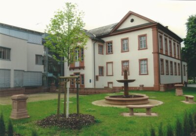 Der Steingarten hinter dem Museum Schloss Fechenbach wurde durch den Förderverein unterstützt