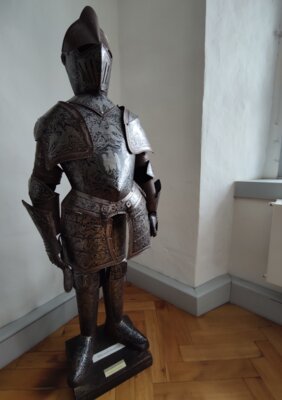 Ritterrüstung in der Ausstellung des Museums