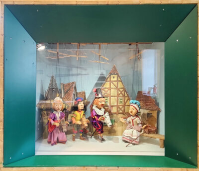 MVEE/Augsburger Puppenkiste: Originalszene mit Figuren des Puppenspiels.
