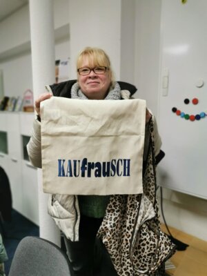 Frau mit beplotteter Tasche