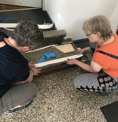 Treppenstufen werden mit weißem Band leichter sichtbar für Menschen mit Seh-Einschränkungen.