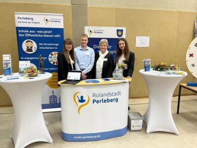 Foto: Rolandstadt Perleberg | Die Auszubildenden sowie Cornelia Winterfeld, Sachgebietsleiterin Personalwesen (2.v.r.) sind auch in diesem Jahr am Messestand der Stadt Perleberg zu finden.