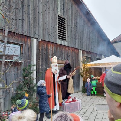 Jedes Jahr besucht uns der Nikolaus und bringt allen Kindern etwas mit. (Bild vergrößern)