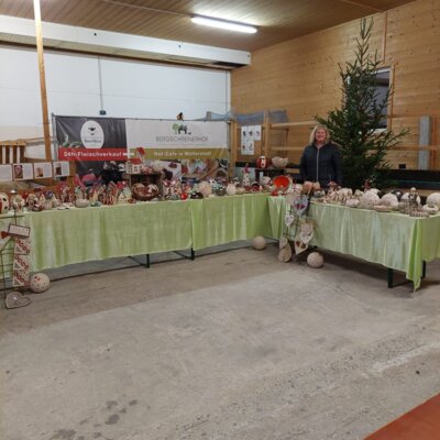 Viele Aussteller im Innen- und Außenbereich präsentieren ihre handwerklich gefertigten Stücke. (Bild vergrößern)