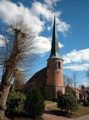 Heiligen-Geist-Kirche Barmstedt, PodracerHH (https://commons.wikimedia.org/wiki/File:Kirche_Barmstedt_2011.JPG), „Kirche Barmstedt 2011“, https://creativecommons.org/licenses/by/3.0/legalcode (Bild vergrößern)