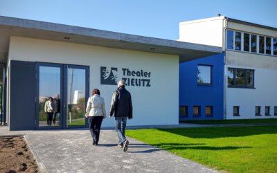 Besucher auf dem Weg ins Theater Zielitz