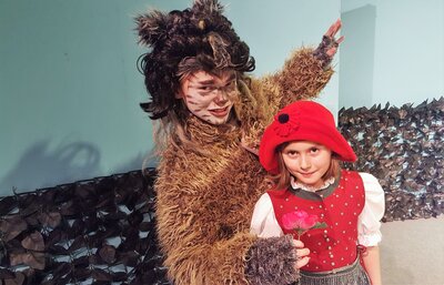 Der Wolf fragt Rotkäppchen aus