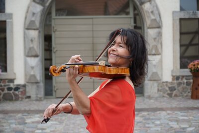 Violinistin Elizabeth Balmas (c) Burg Storkow/ Jenny Jürgens